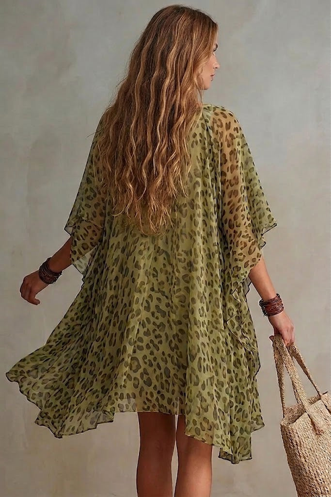 Bianca • Chiffon-kjole med leopardprint, vidt og flydende snit, v-udskæring