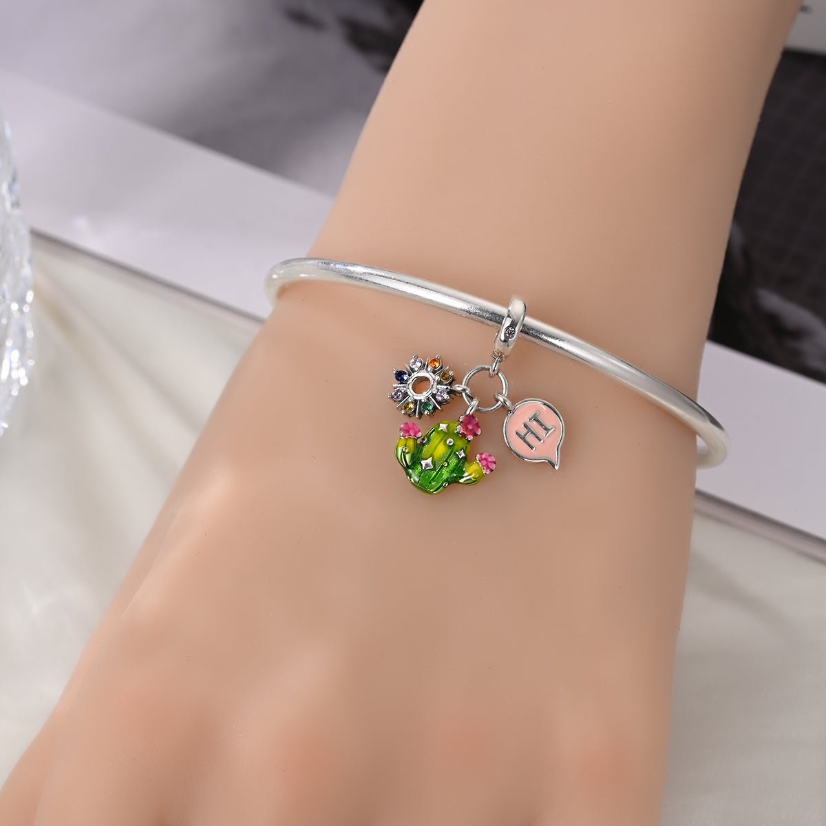 Charm Pendant Cactus aux Fleurs Arc-en-Ciel et Bulle « Hi »