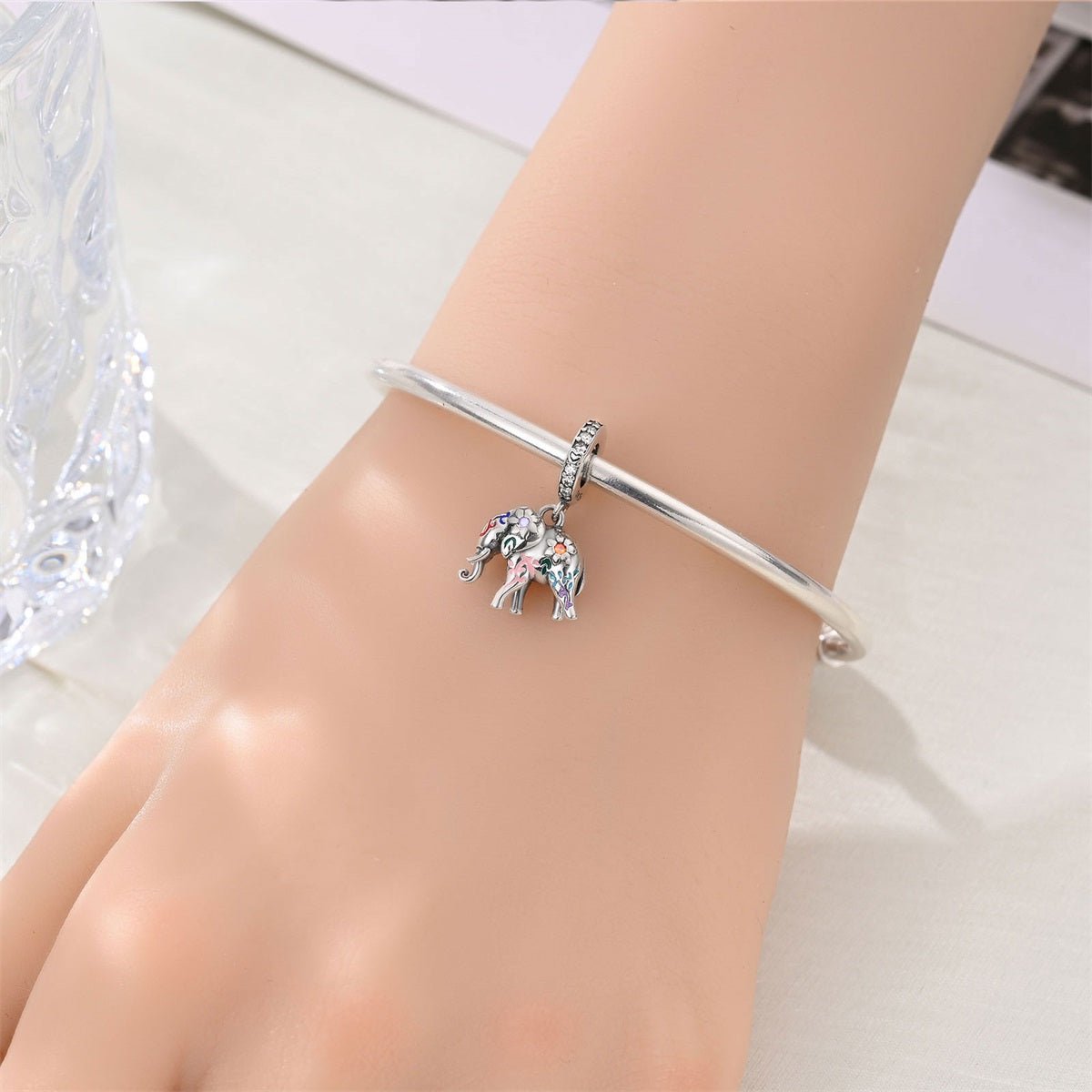 Charm Pendant Éléphant Coloré aux Accents Floraux