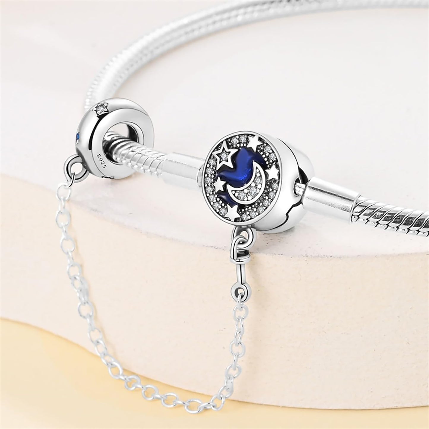 Bracelet Croissant de Lune et Étoile, Émail Bleu et Accents de Cristal