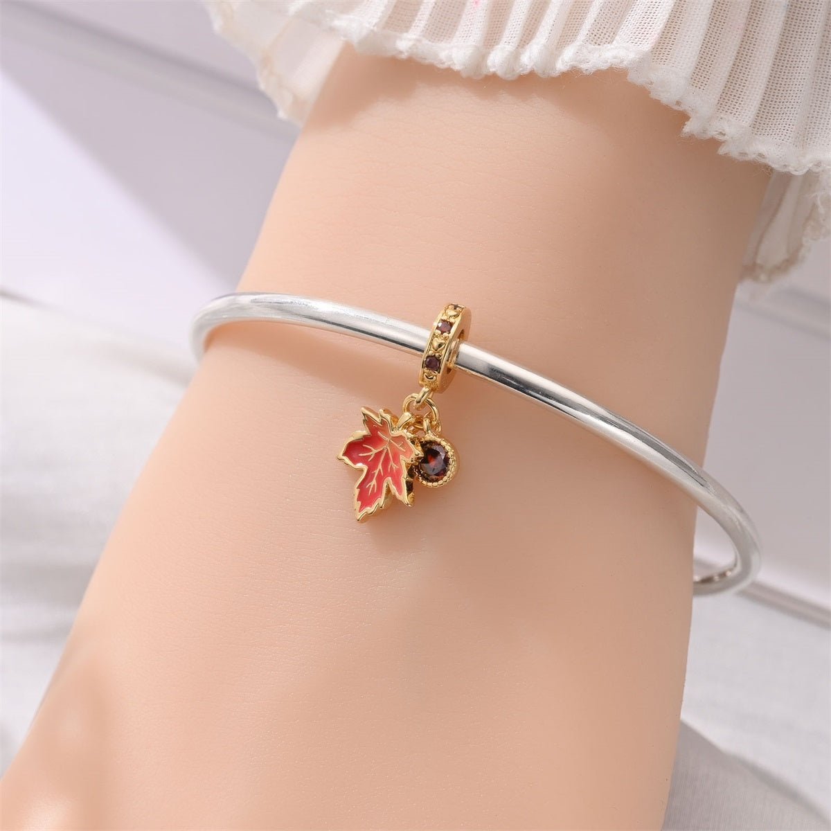 Charm Pendant Feuille d'Érable Dorée et Cristal Rouge