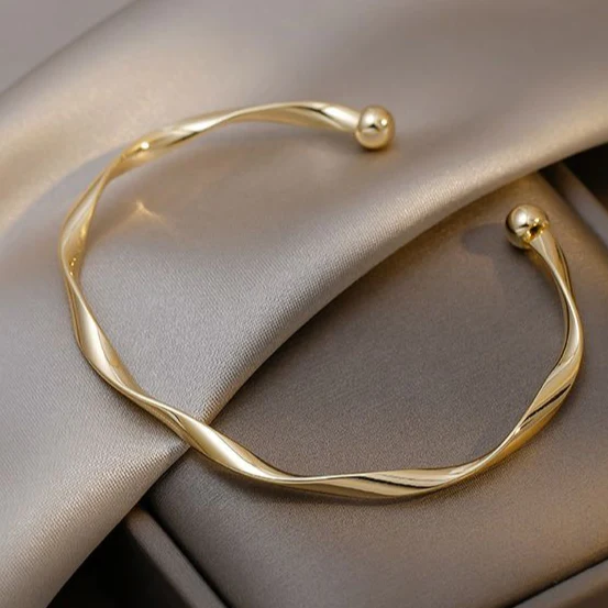Élégant bracelet ouvert doré