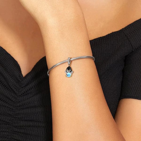 Charm Pendant Pingouin avec Sphère Bleue Lumineuse