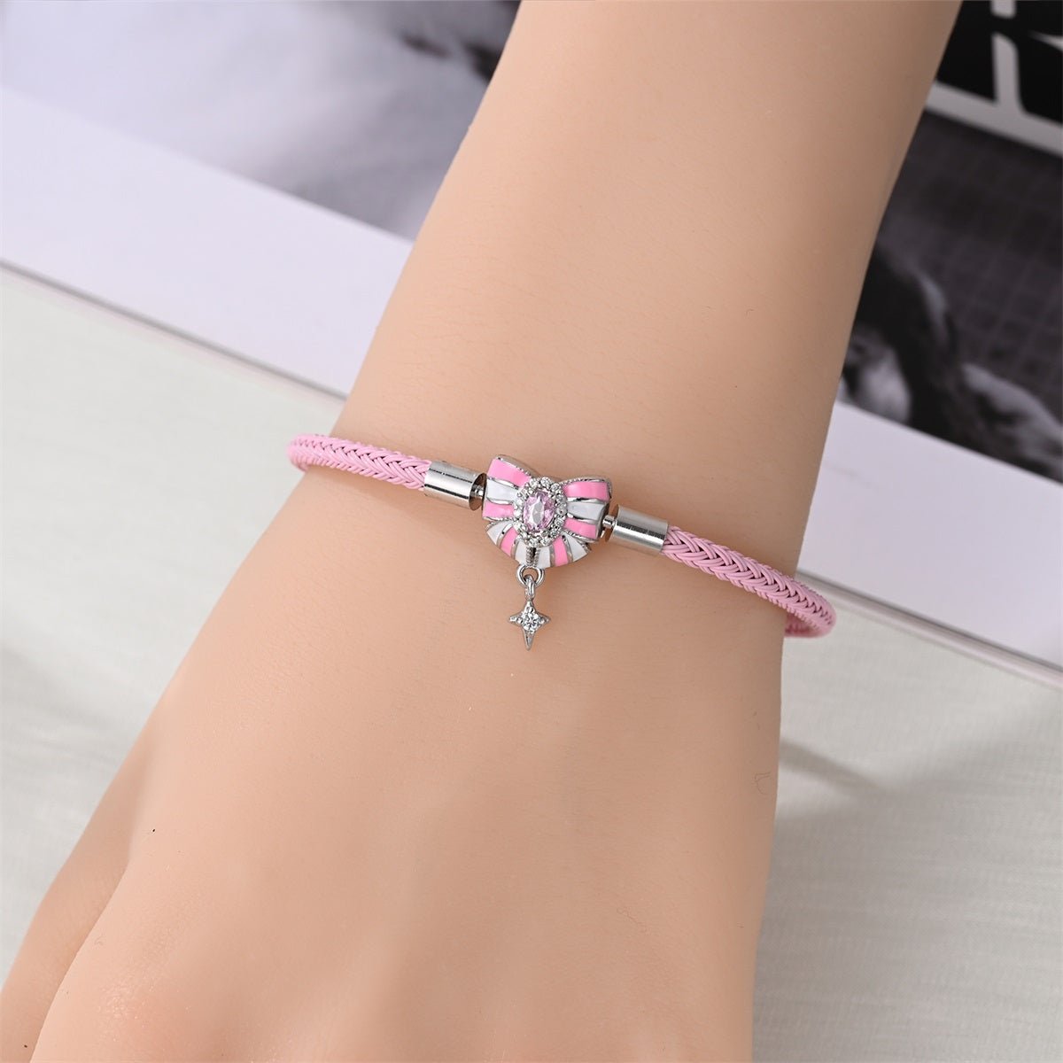Bracelet en Cuir Rose avec Nœud et Étoile Pendante