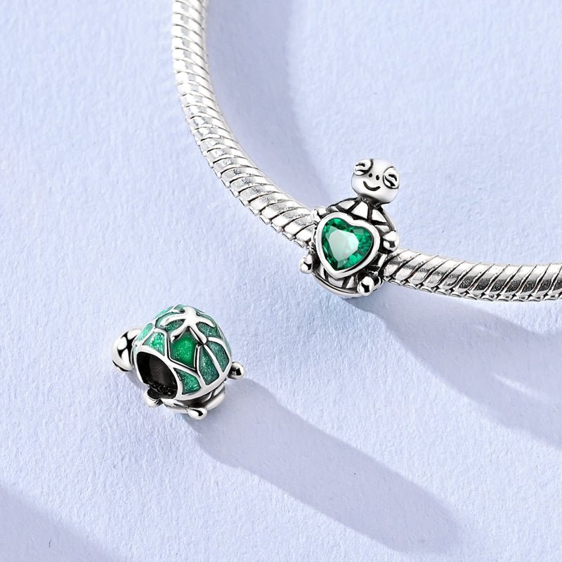 Charm Tortue Souriante avec Cœur Vert