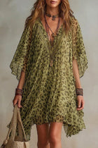 Bianca • Chiffon-kjole med leopardprint, vidt og flydende snit, v-udskæring