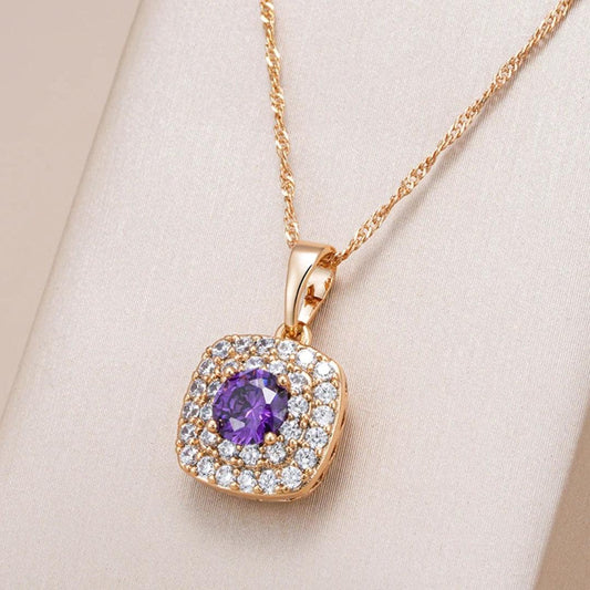 Élégant collier en or scintillant lilas clair