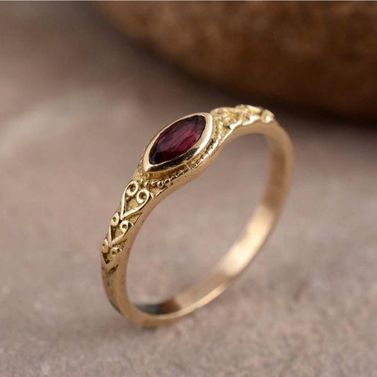 Bague vintage dorée au cristal rouge