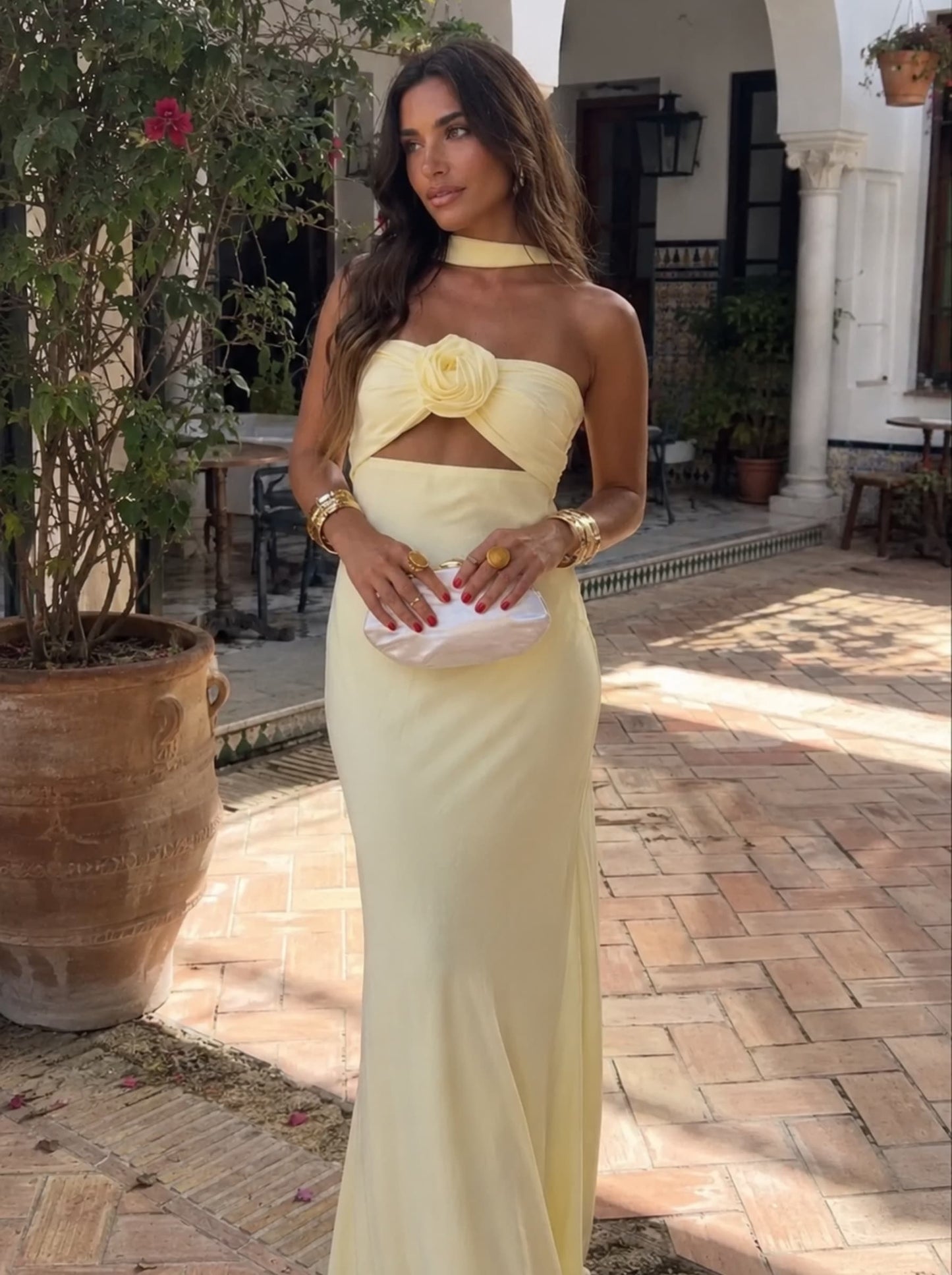 Gardenia | Maxi halterneck-kjole med rosen-corsage
