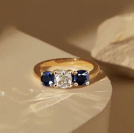 Offre 1+1 : Bague de Mariage Trois Pierres Coussin Saphir Blanc & Bleu en Or pour Femme + Collier en Or au Saphir Blanc Taille Ronde