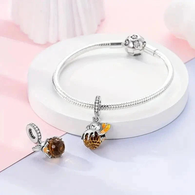 Charm Pendant Abeille Enlaçant un Miel