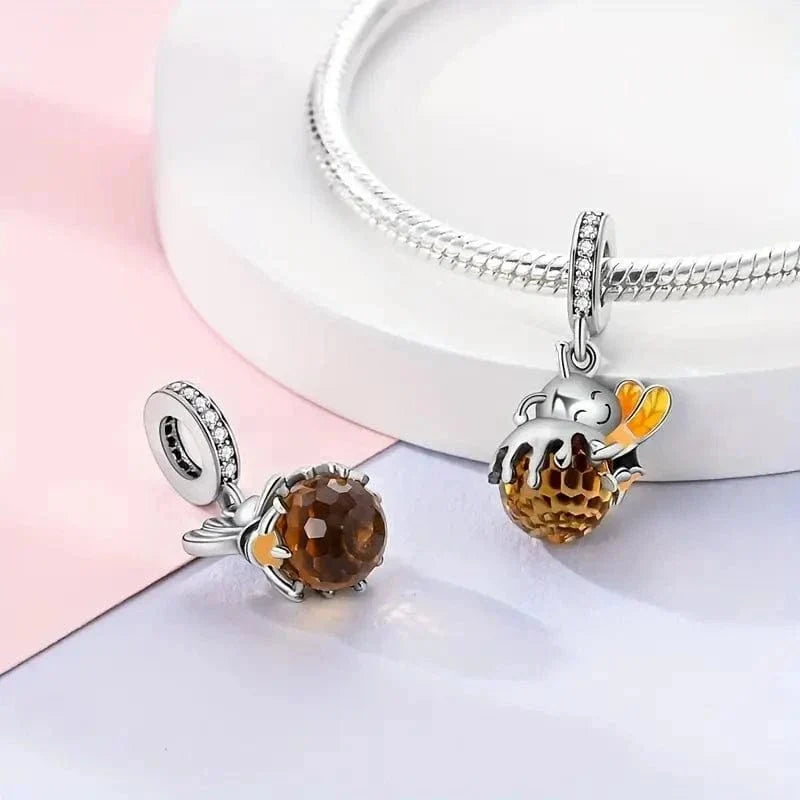 Charm Pendant Abeille Enlaçant un Miel