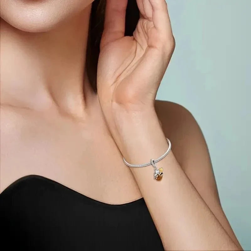 Charm Pendant Abeille Enlaçant un Miel
