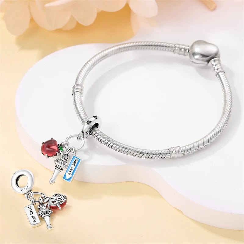 Charm Triple Pendant New York Pomme, Flambeau et Panneau de Rue