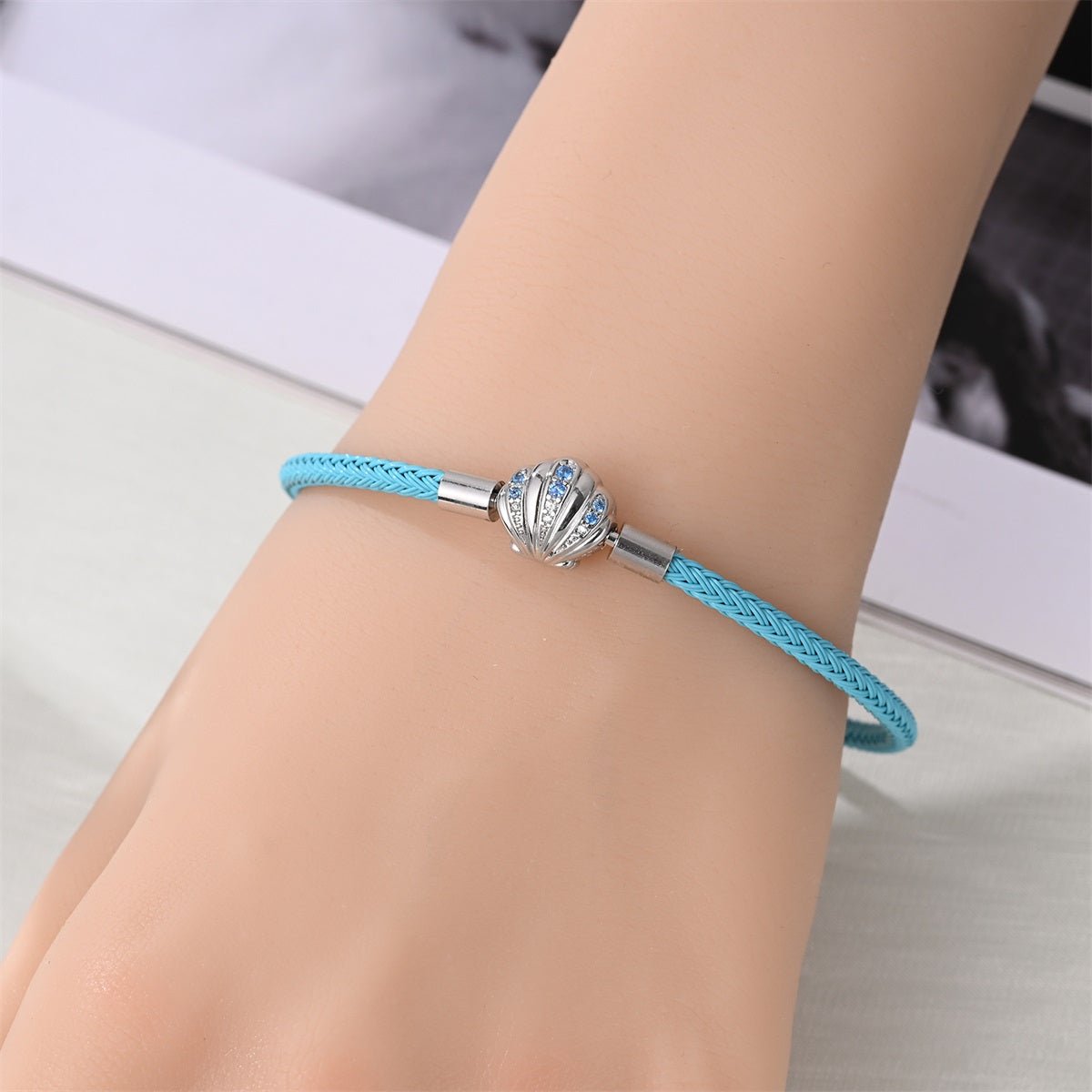 Bracelet en Cuir Tressé Bleu avec Fermoir Coquillage