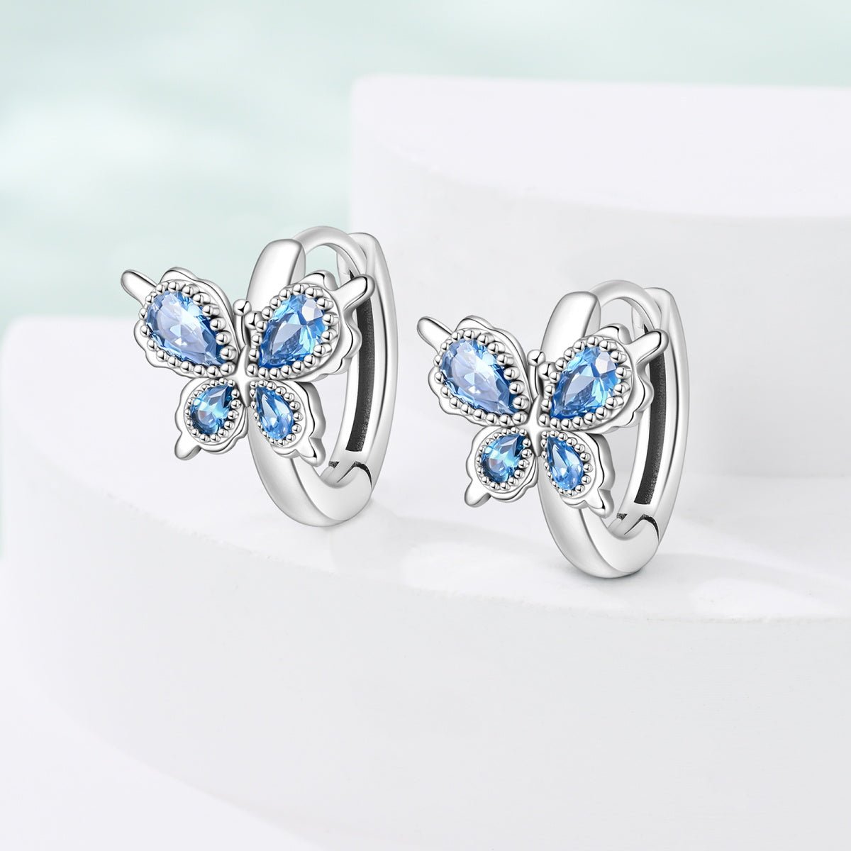 Créoles Papillon Bleu aux Ailes de Cristal