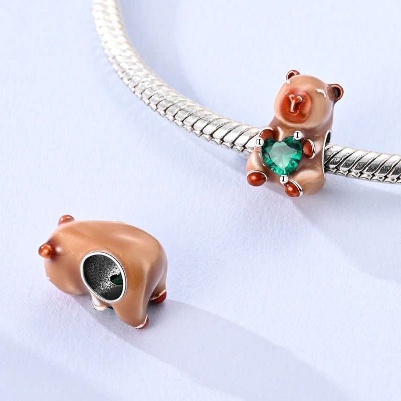 Charm Capybara avec Cœur Vert
