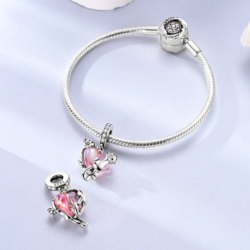 Charm Pendant Chats Grimpant sur un Cœur en Cristal