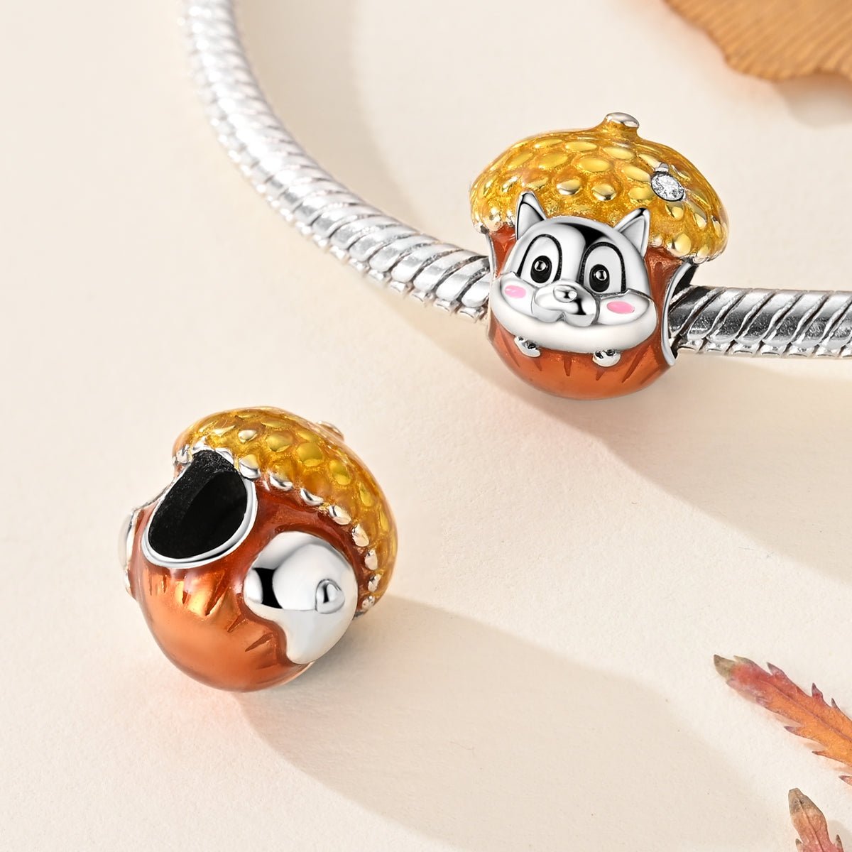 Charm Tamia Caché dans un Gland