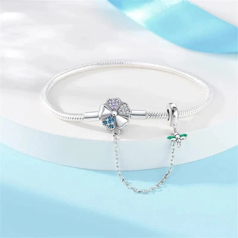 Bracelet à Charms Trèfle et Libellule avec Chaîne de Sécurité