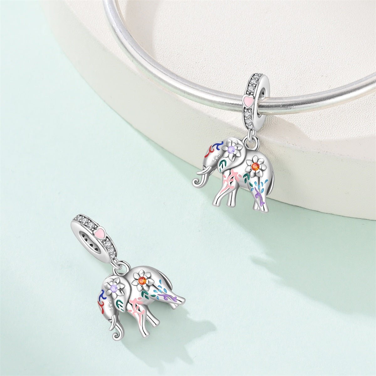 Charm Pendant Éléphant Coloré aux Accents Floraux