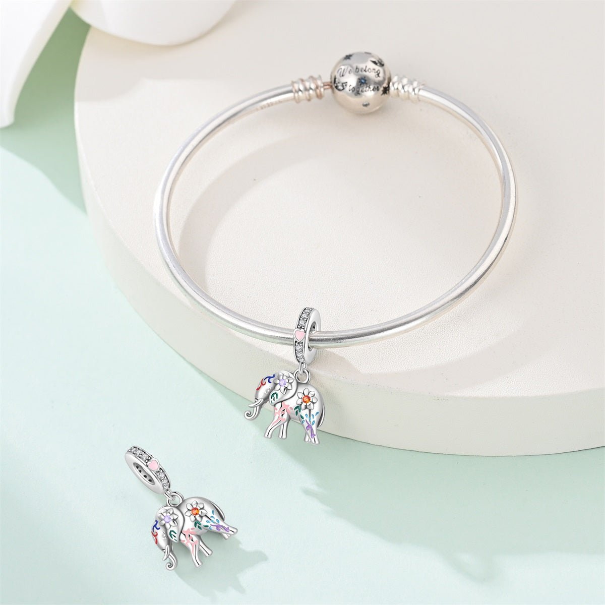 Charm Pendant Éléphant Coloré aux Accents Floraux