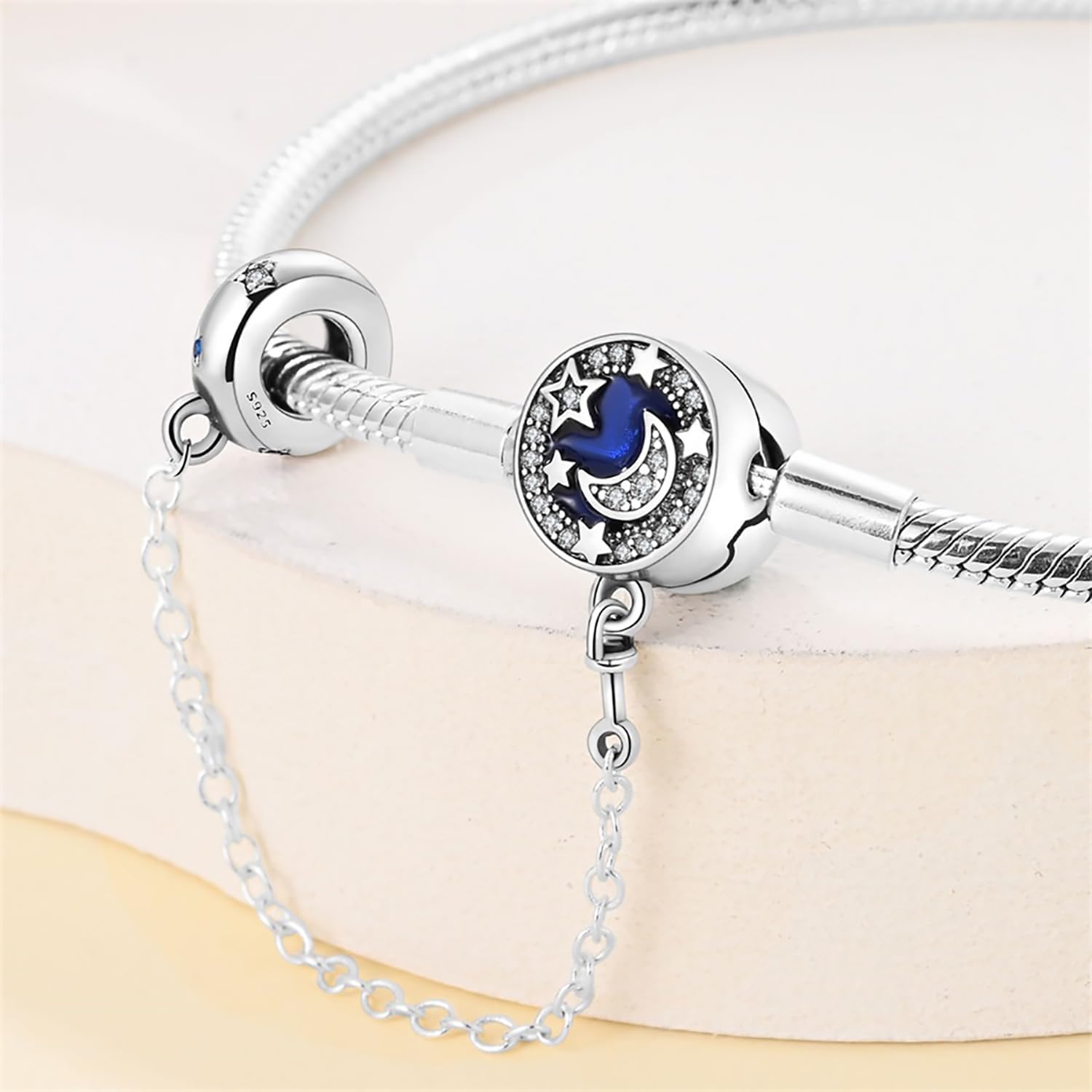 Bracelet Croissant de Lune et Étoile, Émail Bleu et Accents de Cristal