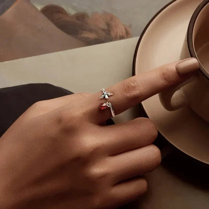 Bague Réglable Fleur de Lys en Argent Sterling et Goutte Cramoisie