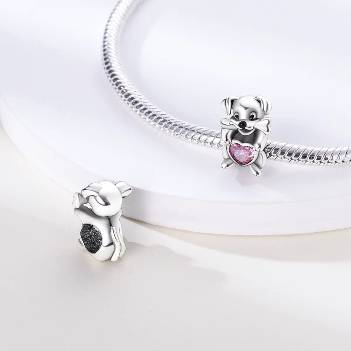 Charm Chien Tenant un Cœur Rose