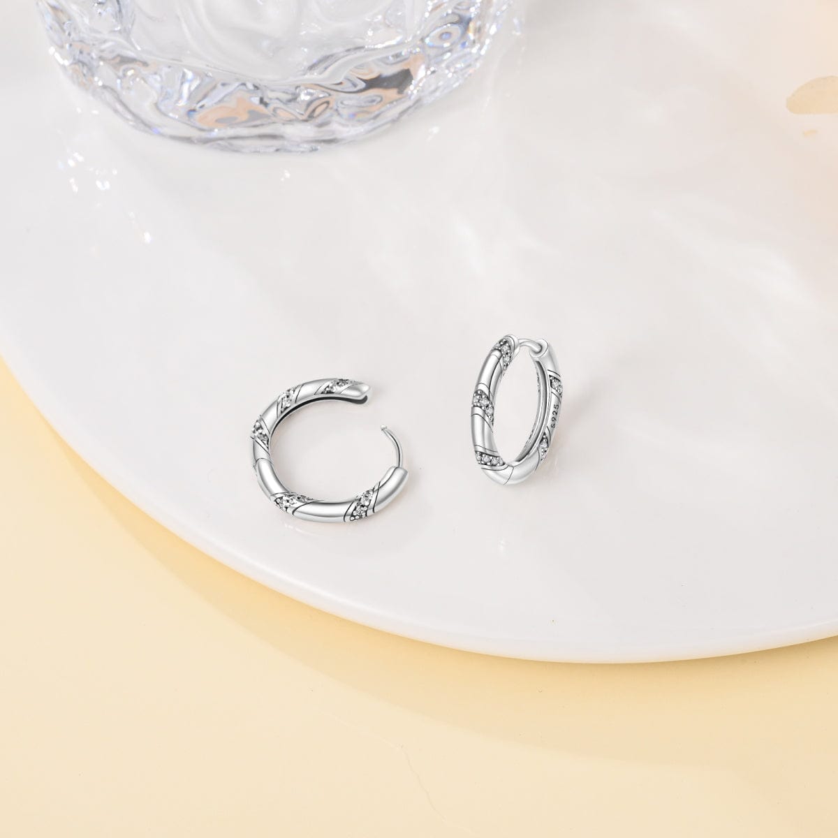 Créoles Élégantes aux Accents de Cristal