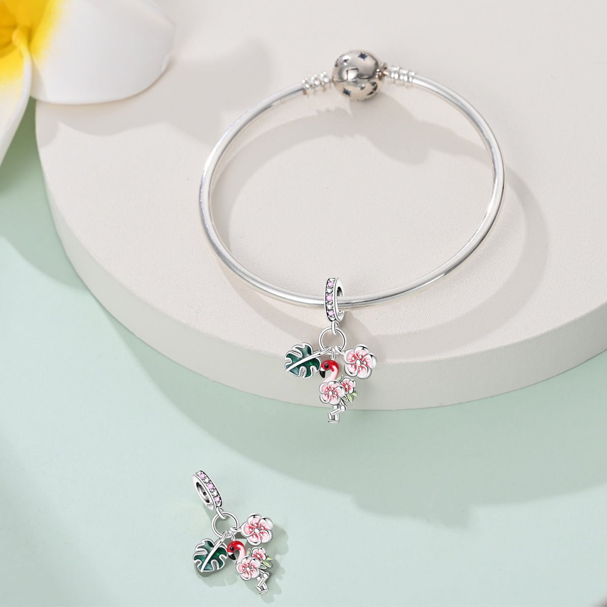 Charm Triple Pendant Flamant Rose, Feuilles Tropicales et Fleurs
