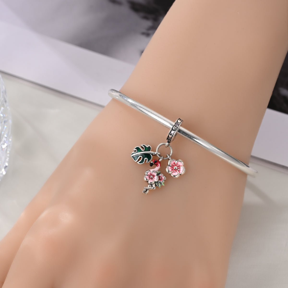 Charm Triple Pendant Flamant Rose, Feuilles Tropicales et Fleurs