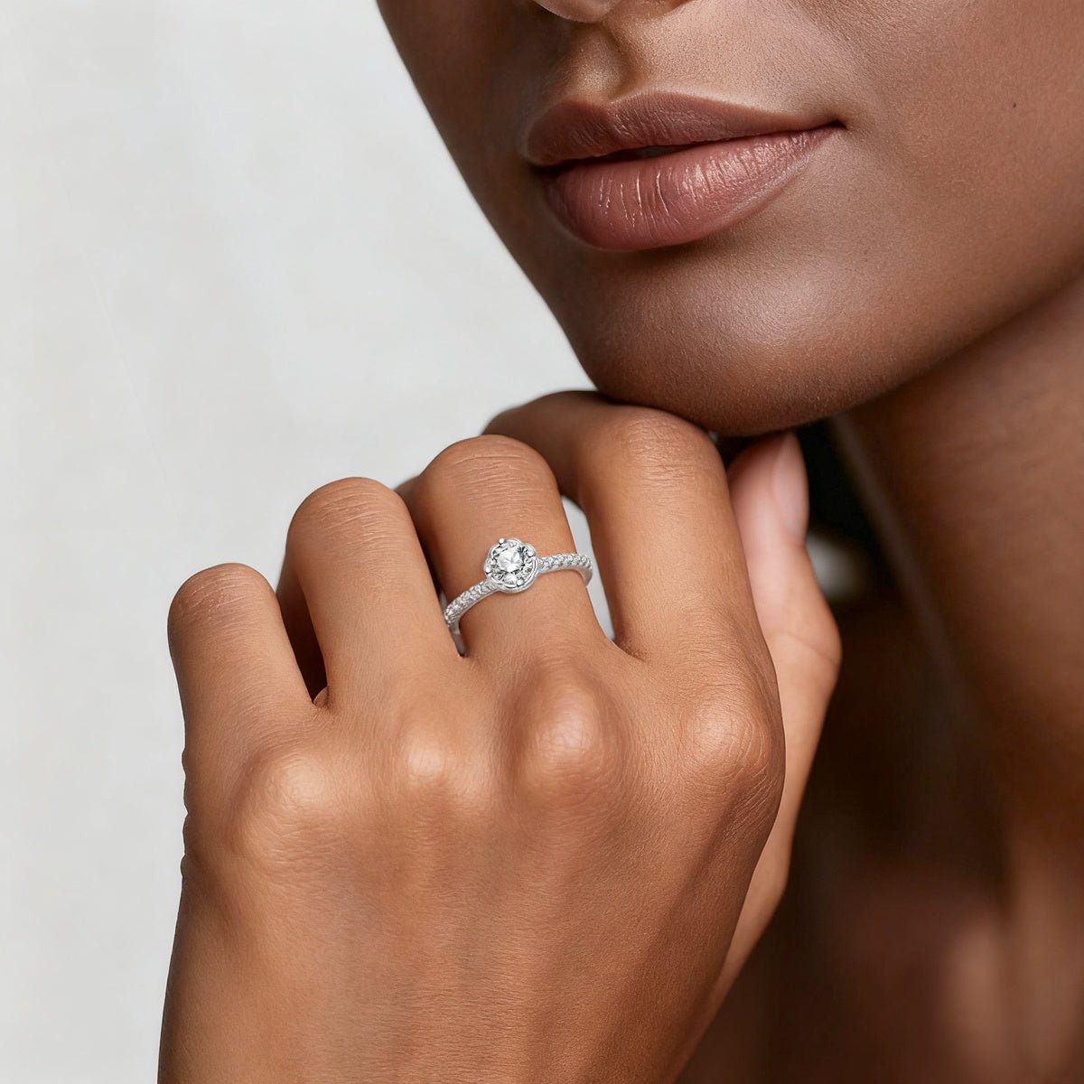 Bague Anneau Pavé Taille Ronde Serti Floral