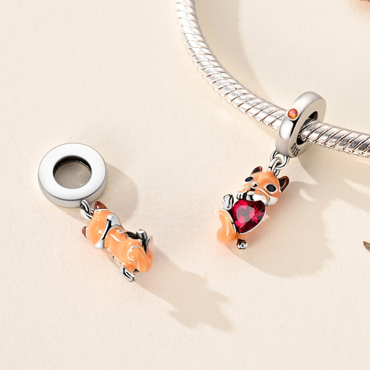 Charm Pendant Renard Enlaçant un Cœur Rouge