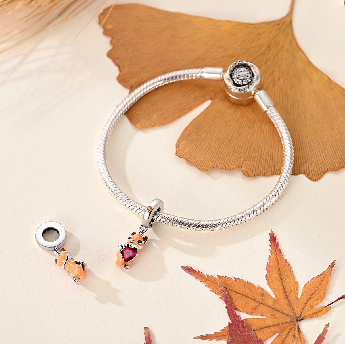 Charm Pendant Renard Enlaçant un Cœur Rouge