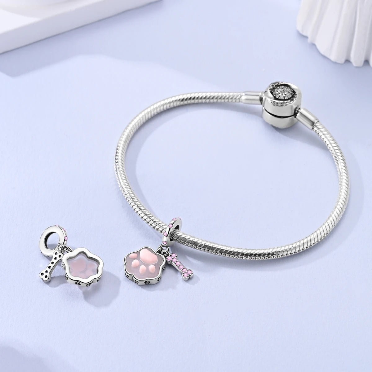 Charm Pendant Patte Rose et Os Phosphorescent