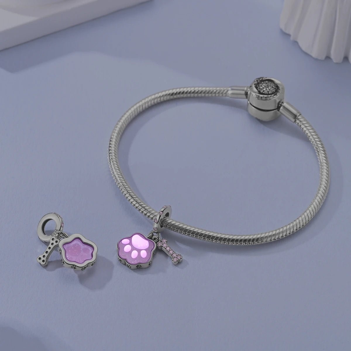 Charm Pendant Patte Rose et Os Phosphorescent