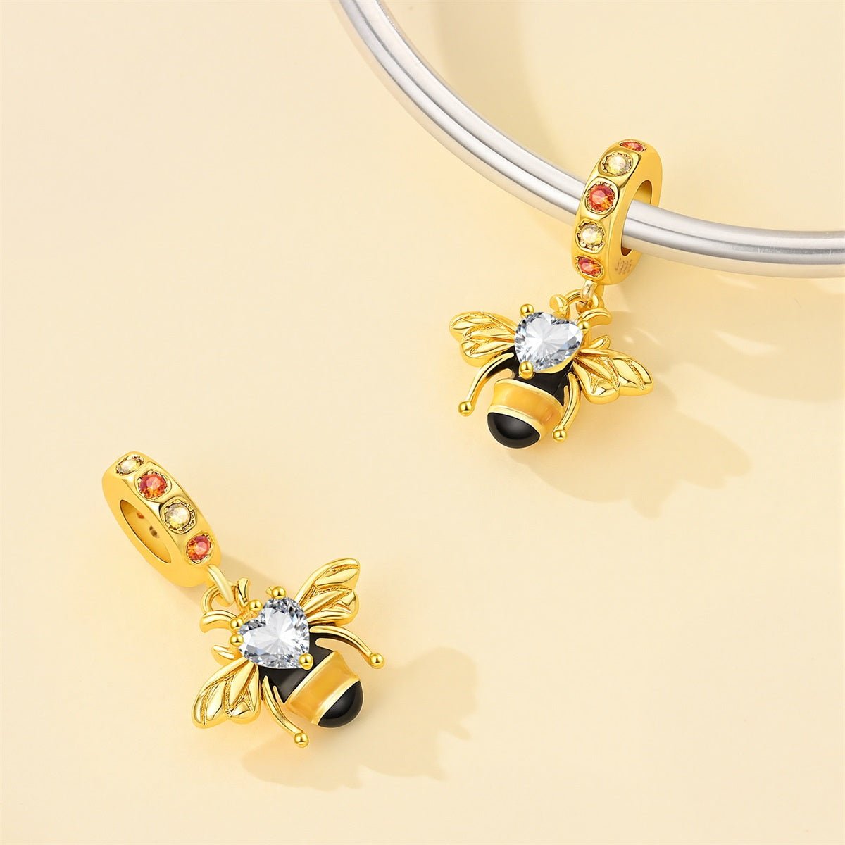 Charm Pendant Abeille Dorée avec Cristal en Forme de Cœur