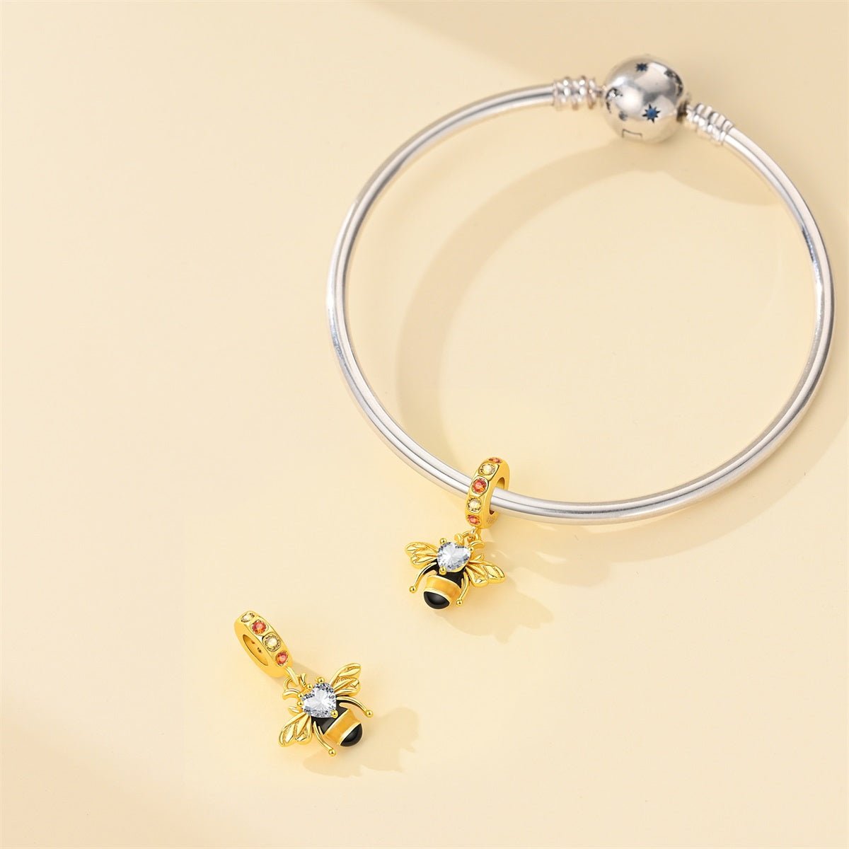 Charm Pendant Abeille Dorée avec Cristal en Forme de Cœur