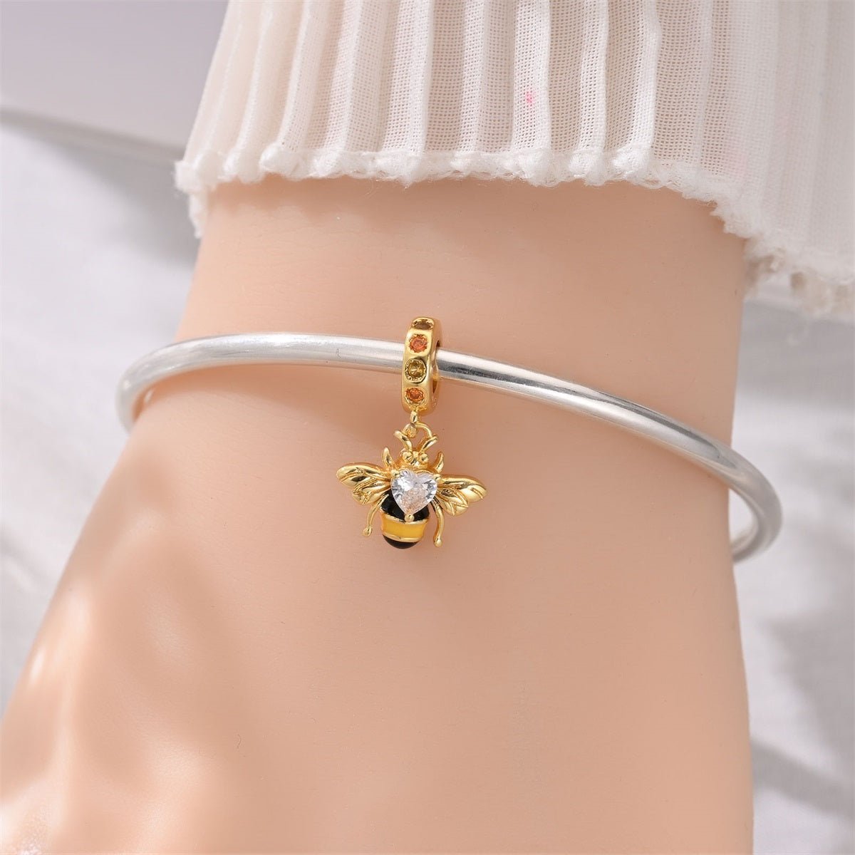 Charm Pendant Abeille Dorée avec Cristal en Forme de Cœur