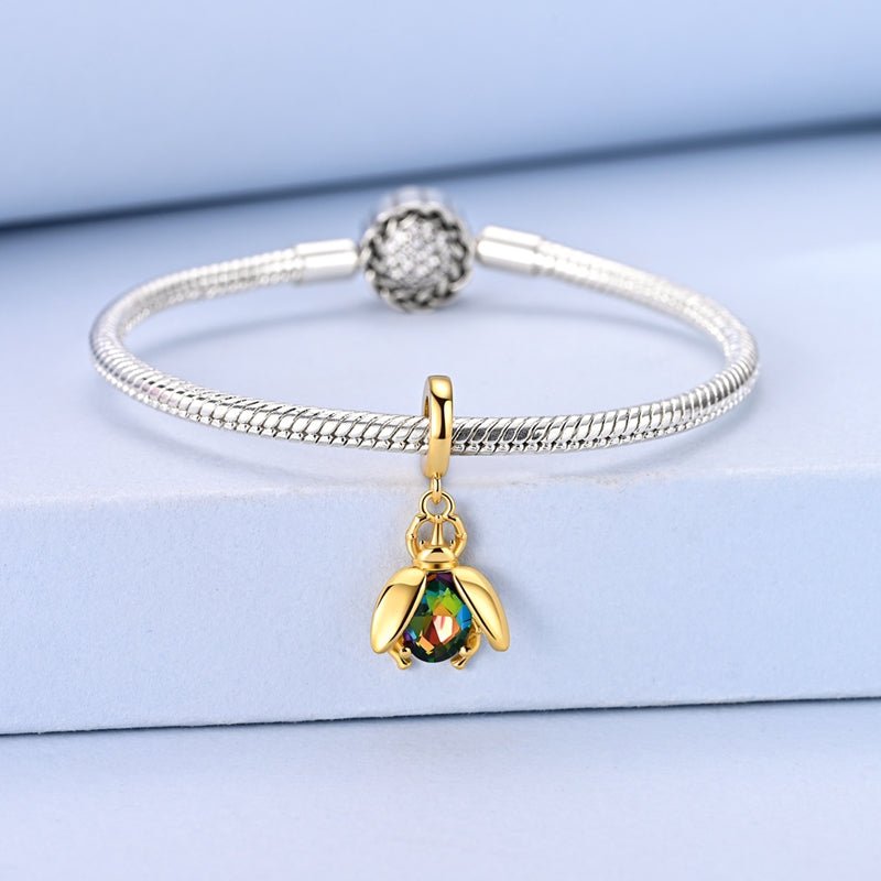 Charm Pendant Scarabée Doré avec Cristal Multicolore