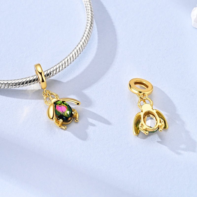 Charm Pendant Scarabée Doré avec Cristal Multicolore