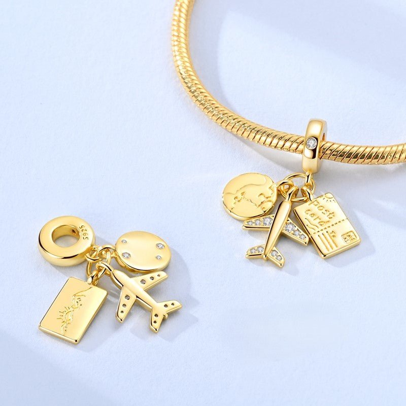 Charm Triple Pendant Doré Globe, Avion et Carte Postale
