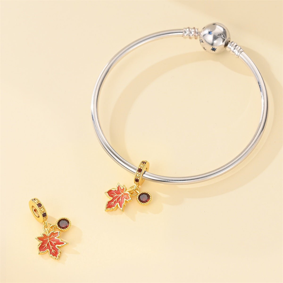 Charm Pendant Feuille d'Érable Dorée et Cristal Rouge