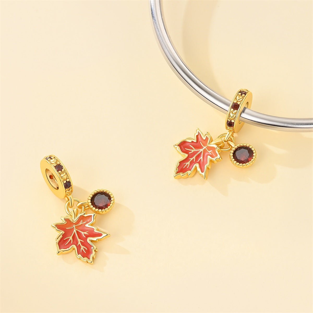 Charm Pendant Feuille d'Érable Dorée et Cristal Rouge