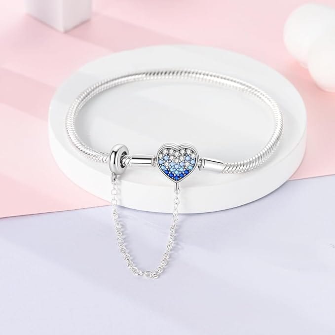 Bracelet à Charms Cœur avec Cristaux Dégradé Bleu et Chaîne de Sécurité
