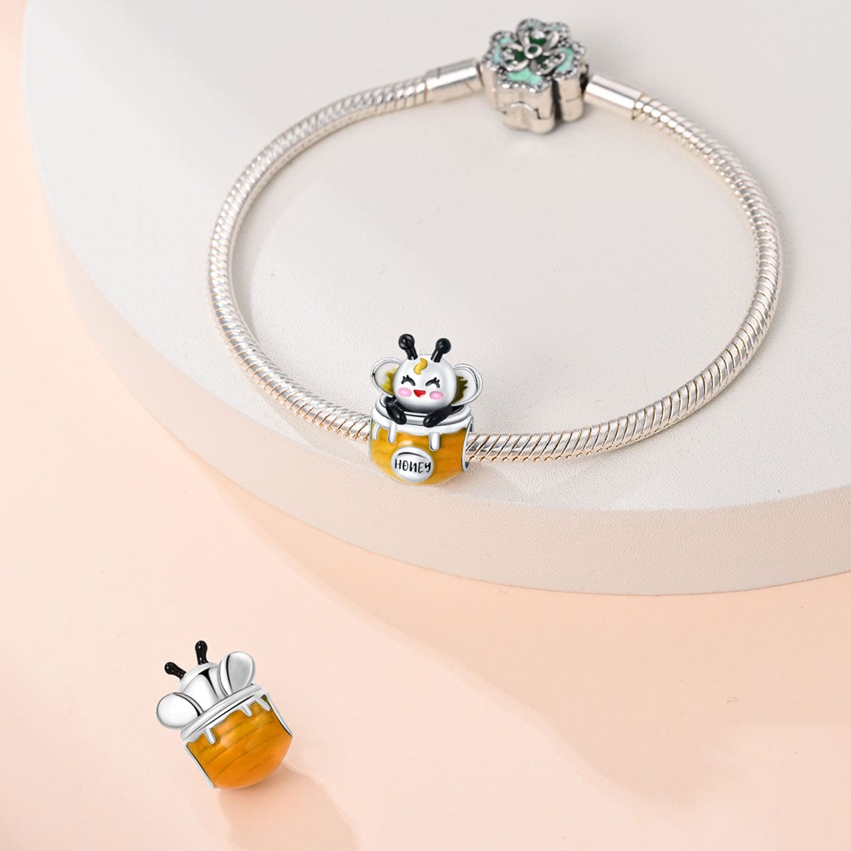 Charm Abeille sur Pot de Miel