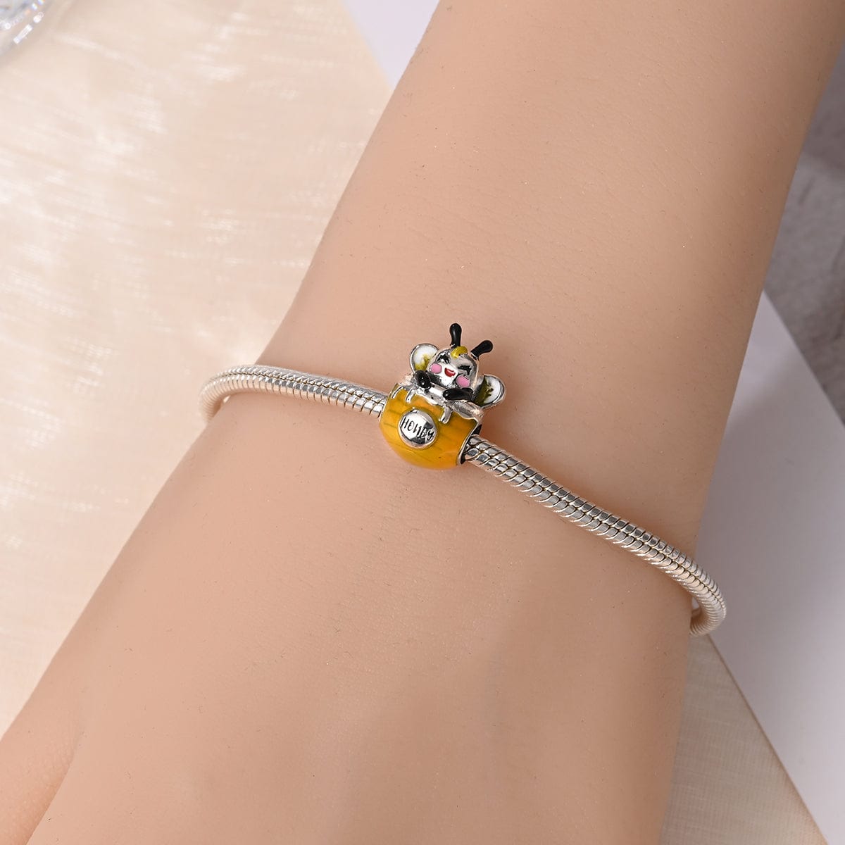 Charm Abeille sur Pot de Miel