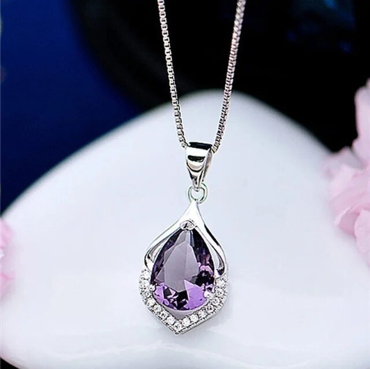 Élégant collier en cristal violet