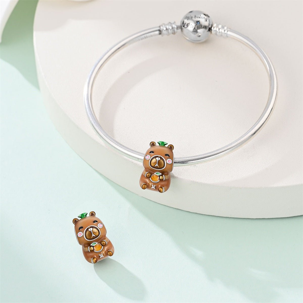 Charm Capybara Porte-Bonheur à la Mandarine